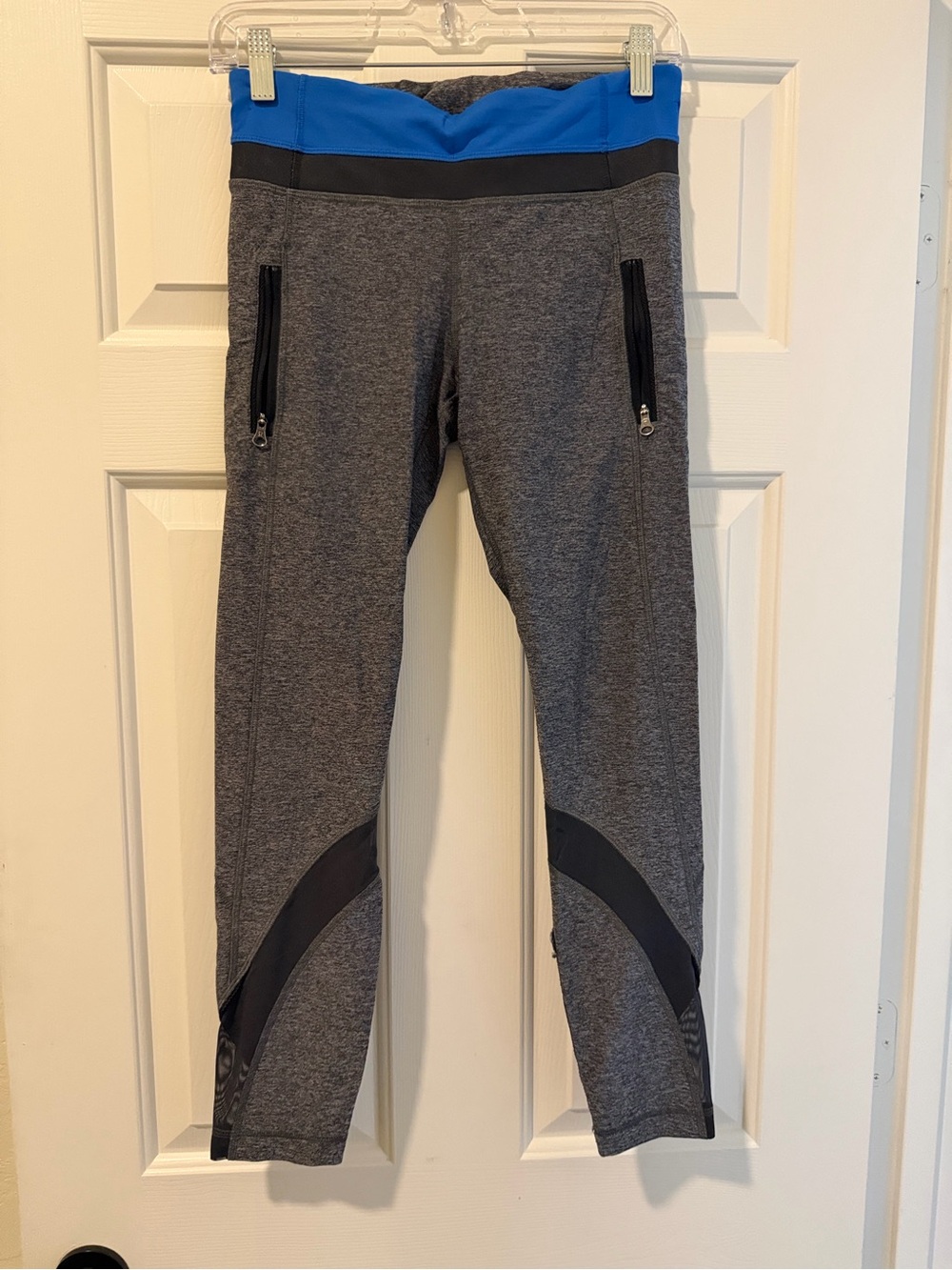 lululemon athletica Women’s Gray Leggings with Blue Waistband *small hole L leg*